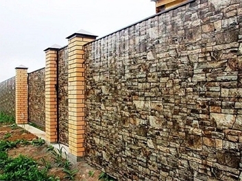 Забор из профнастила с текстурой под камень